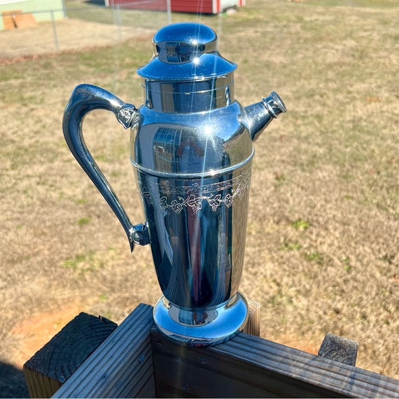 Vintage Martini Shaker Mid-Century Chrome Grapevine with a Pour spout - Picture 15 of 16